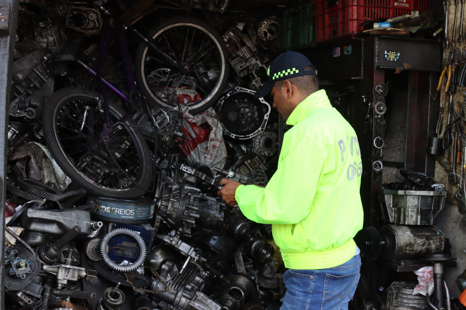 Cinco establecimientos fueron cerrados en La Bayadera por comercialización ilegal de autopartes