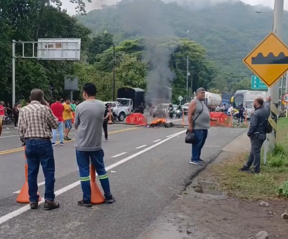 Bloqueo en La Pintada mantiene cerrada vía Medellín–Manizales y afecta movilidad en el suroeste antioqueño