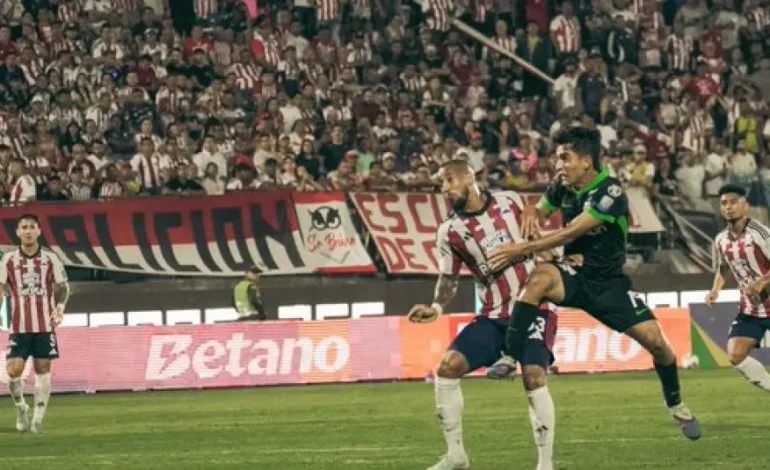 Jugadores de Junior y Atlético Nacional durante la previa de la final de la Liga BetPlay 2026