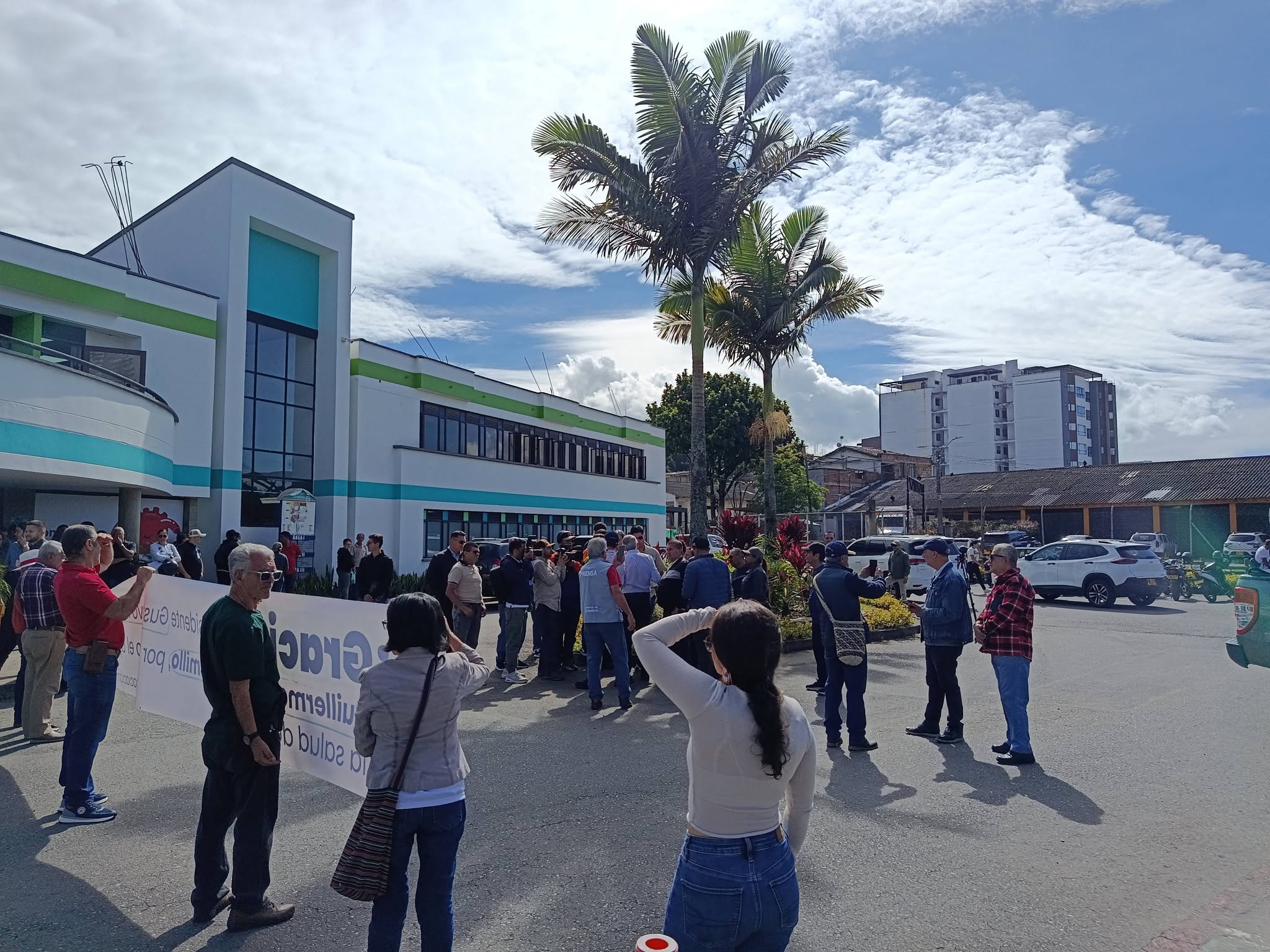 Ministro de Salud anuncia millonarias inversiones para los hospitales de Guarne y Marinilla