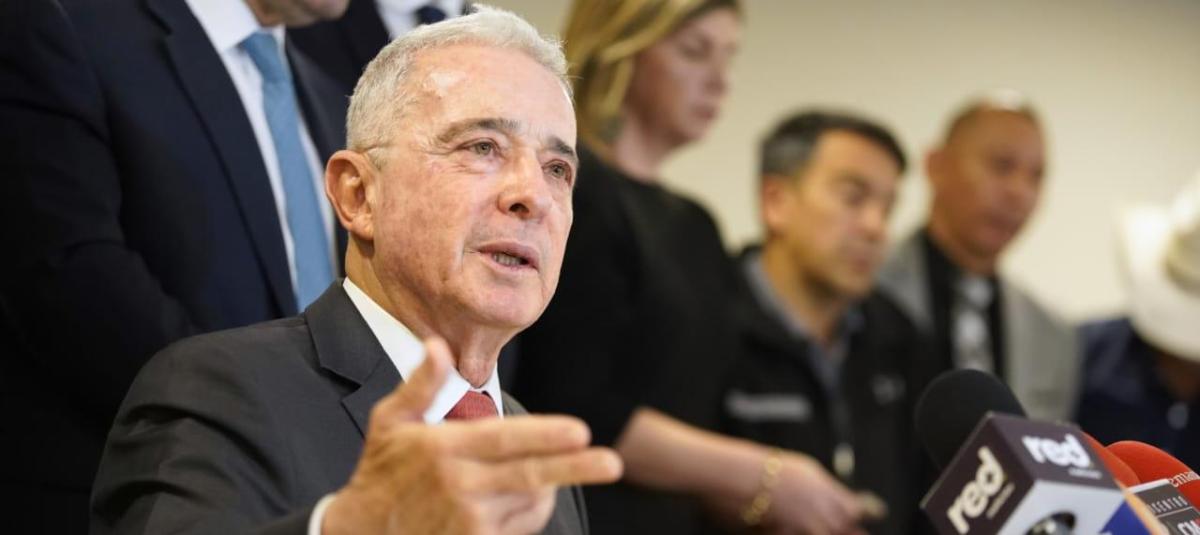 Álvaro Uribe Vélez durante una intervención pública, luego de conocerse su citación a indagatoria por parte de la Fiscalía dentro de la investigación por las masacres de El Aro y La Granja en Antioquia.