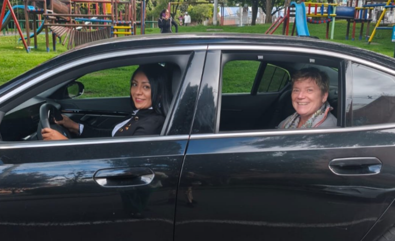 Maribel hace historia como la primera mujer conductora de la Embajada de Alemania en Colombia