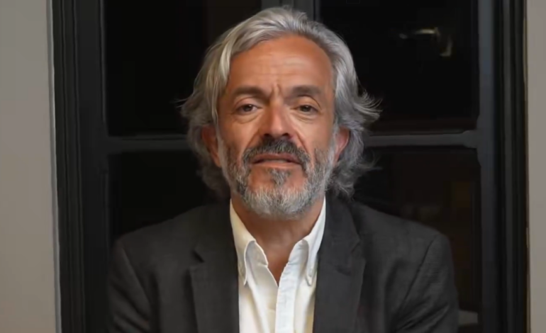 Juan Daniel Oviedo durante su pronunciamiento sobre la segunda vuelta presidencial en Colombia.