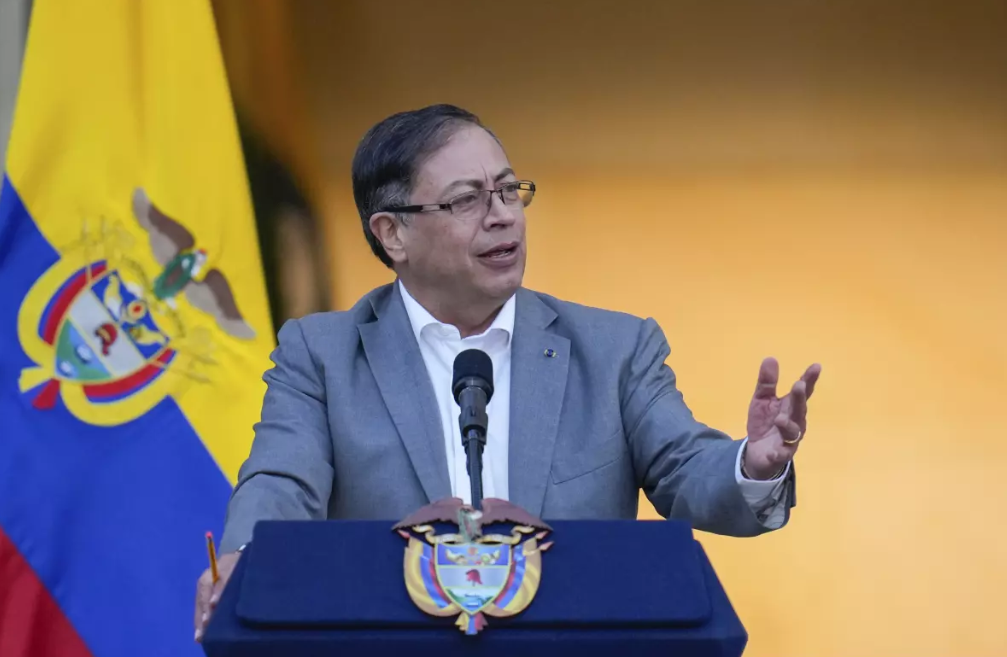Petro es suspendido de su cargo en plena campaña electoral
