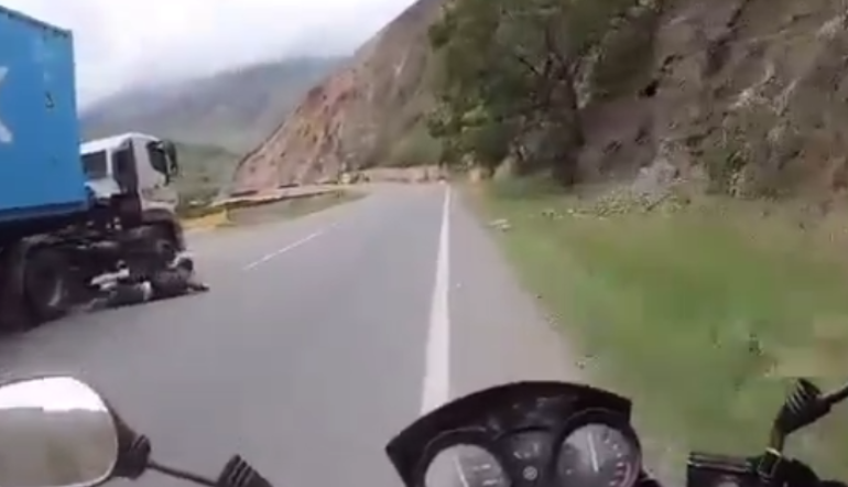 Impactante video: Joven en patineta se salvó por centímetros de morir arrollado por una tractomula
