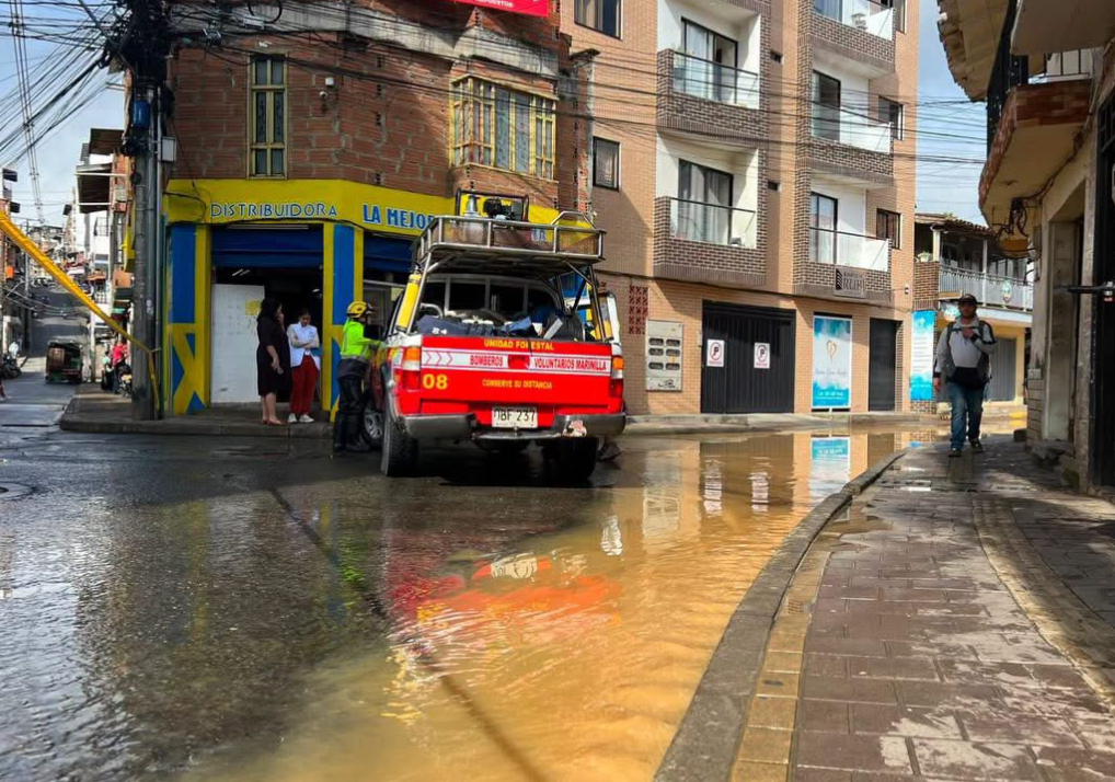 Organismos de emergencia realizan monitoreo tras el desbordamiento de la quebrada La Marinilla y las inundaciones registradas en algunos sectores del municipio.