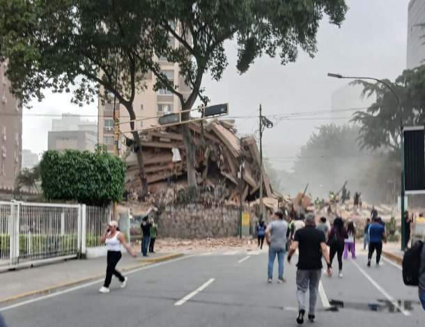 Equipos de rescate trabajan entre edificios colapsados tras los terremotos registrados en Venezuela.