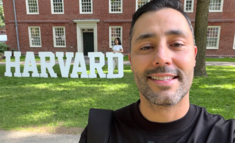 Sebastián López posa frente al campus de la Universidad de Harvard durante su proceso de formación académica.