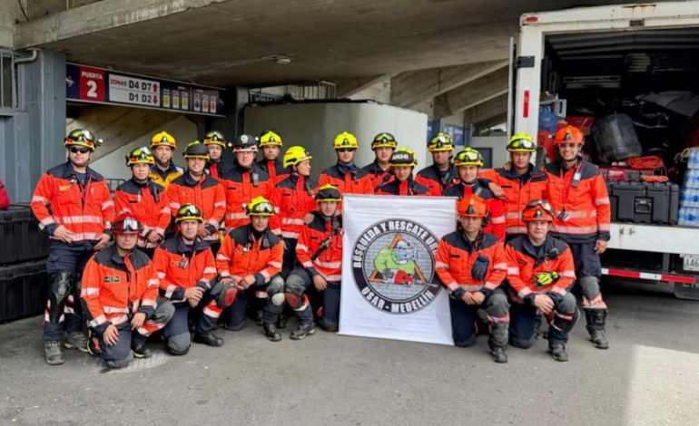 Integrantes del Cuerpo Oficial de Bomberos de Medellín durante su misión humanitaria en Venezuela.