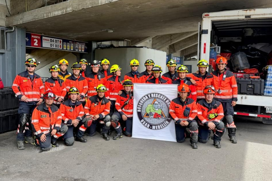 Bomberos de Medellín ya están en Venezuela para apoyar las labores de rescate tras los terremotos