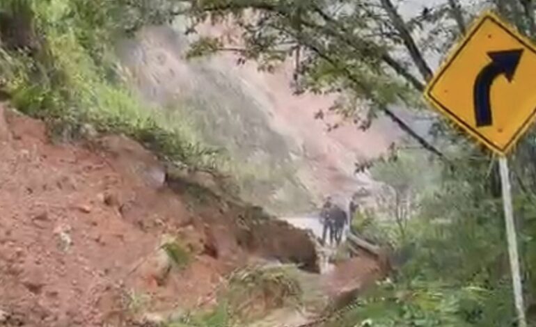 Derrumbe provocó cierre total de la vía entre Granada y San Carlos