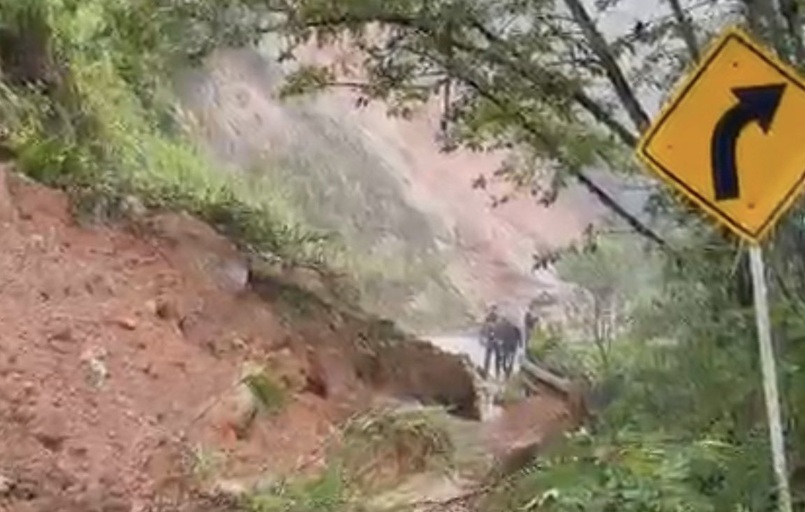 Derrumbe ocasiona cierre total de la vía entre Granada y San Carlos en el Oriente antioqueño.