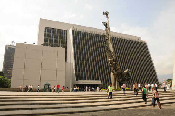 Andrés Julián Rendón pidió la renuncia protocolaria a todo su gabinete en Antioquia