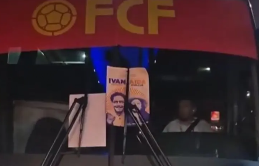 Bus de la Selección Colombia fue bloqueado y vandalizado