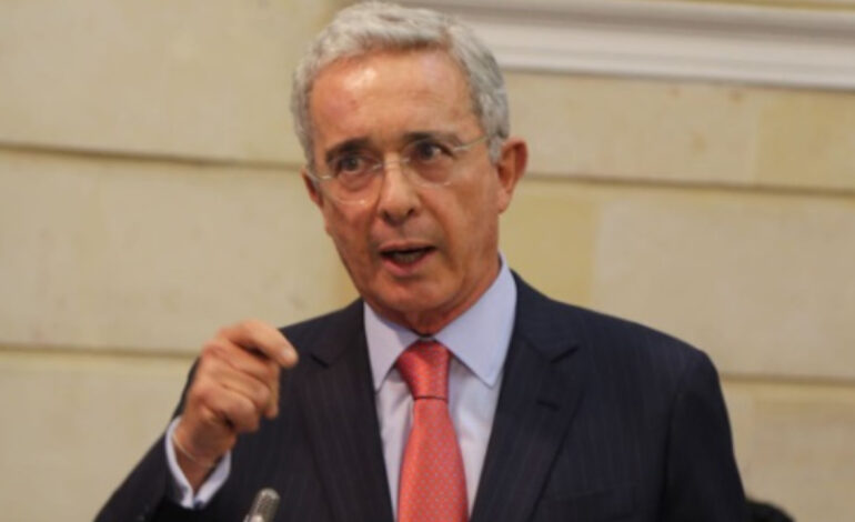 La propuesta que podría llevar a Uribe de nuevo al Congreso y cambiar el rumbo de sus procesos judiciales