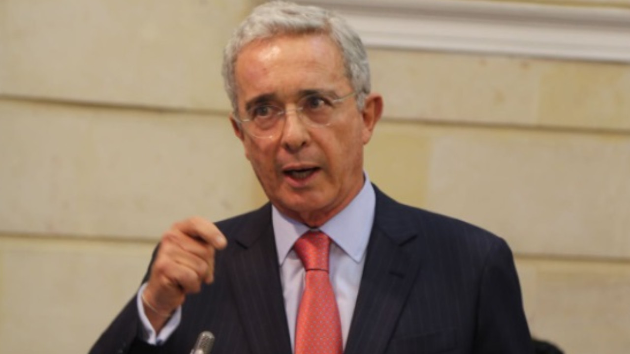 La propuesta que podría llevar a Uribe de nuevo al Congreso y cambiar el rumbo de sus procesos judiciales