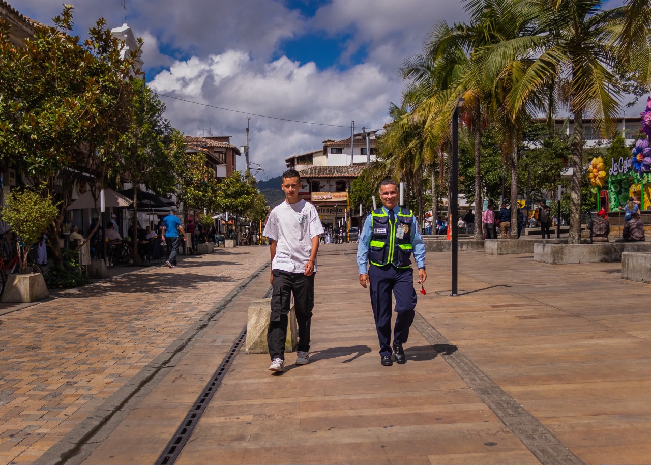 Ciudadanos recorriendo las calles de La Ceja durante la jornada de Día sin Carro y sin Moto.