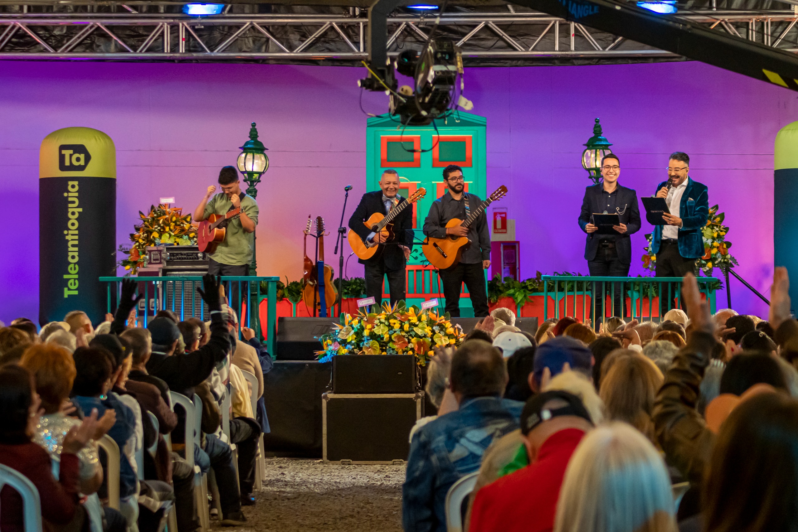 El Centro Comercial San Nicolás se prepara para vivir una noche llena de música, tradición y emociones con la llegada de la Serenata de Teleantioquia, uno de los programas más emblemáticos y queridos de la televisión pública colombiana, en el marco de la celebración del Día del Padre.