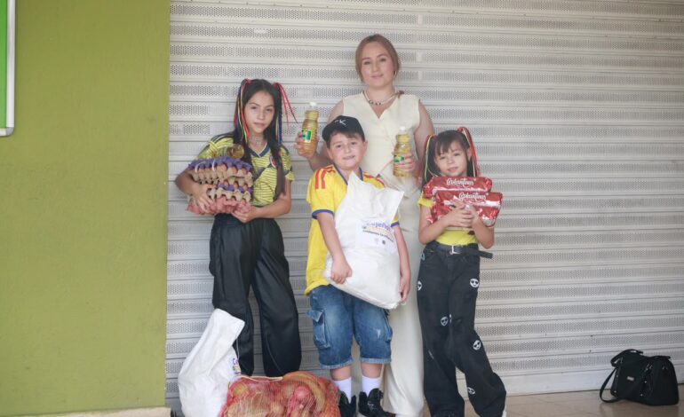 Entrega de paquetes alimentarios del Programa de Alimentación Escolar a estudiantes de La Ceja durante las vacaciones.