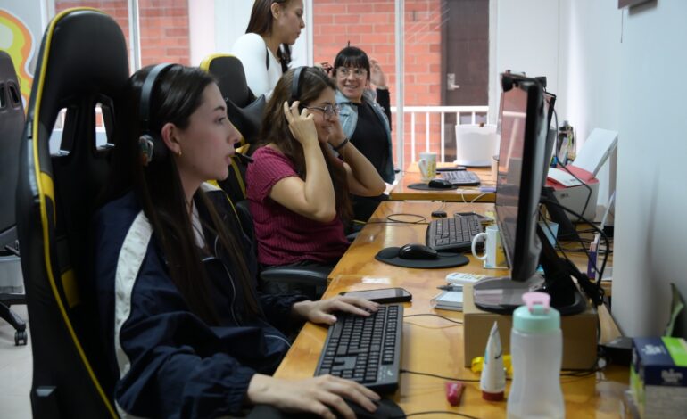 Ciudadanos participan en un curso de inteligencia artificial gratuito en Medellín con certificación de AWS.