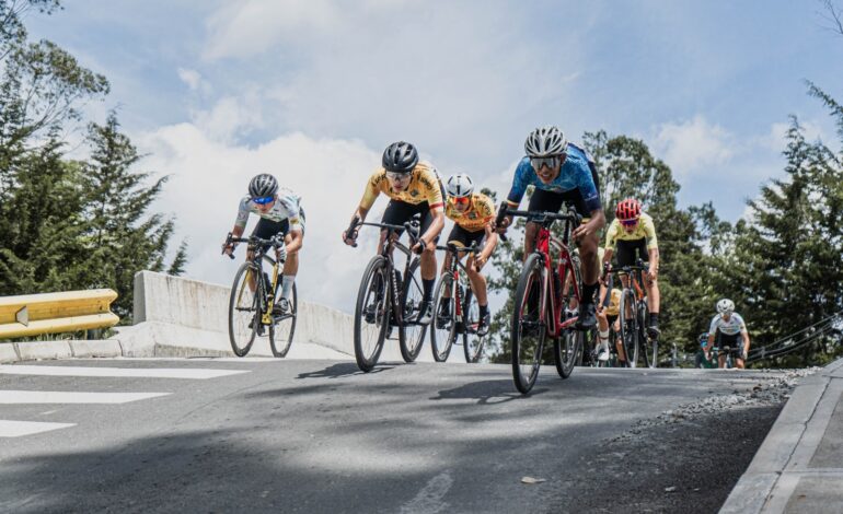Ciclistas participan en la Clásica de Ciclismo 2026 por las calles de El Retiro, Antioquia.