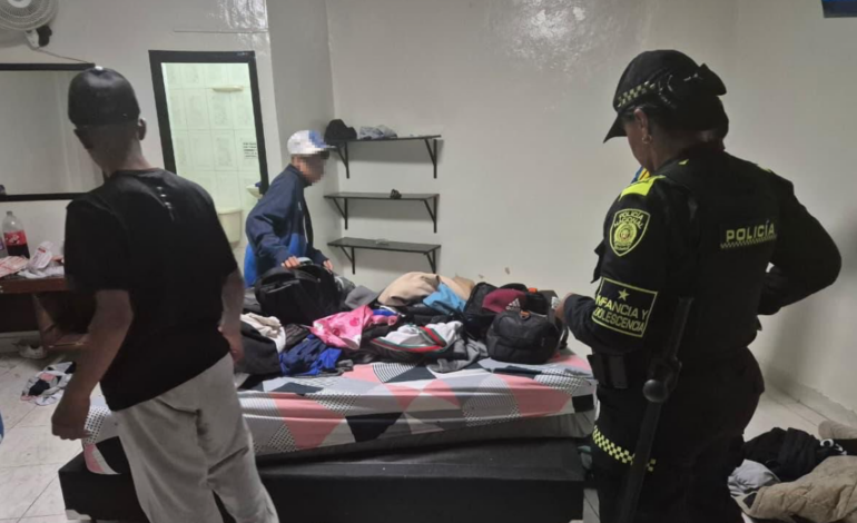 Policía rescata a tres adolescentes encontrados solos en un hotel del centro.