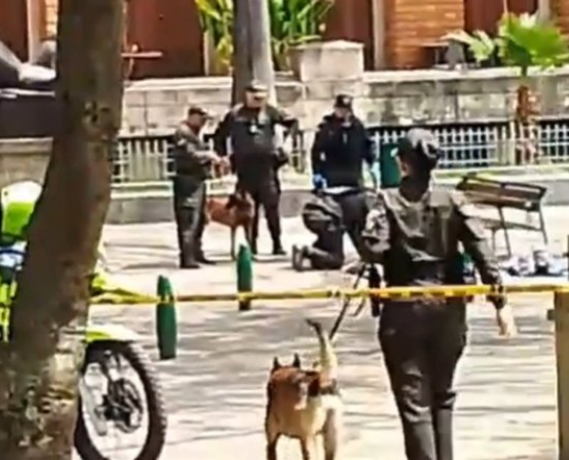 Operativo de la Policía Metropolitana en la Plaza Botero de Medellín tras una alerta por material explosivo, donde una persona fue capturada y las autoridades continúan la búsqueda de otros tres presuntos responsables.