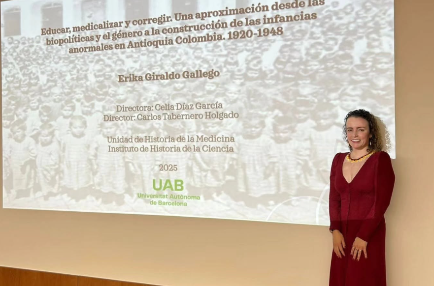 La investigadora santuariana Erika Giraldo Gallego posa junto a la presentación de su tesis doctoral en la Universidad Autónoma de Barcelona, investigación que obtuvo el Premio Hernández Morejón 2025 a la mejor tesis en Historia de la Medicina.