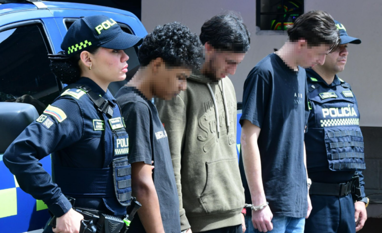 Operativo de la Policía Metropolitana durante la captura de uno de los presuntos secuestradores en el barrio Robledo de Medellín.
