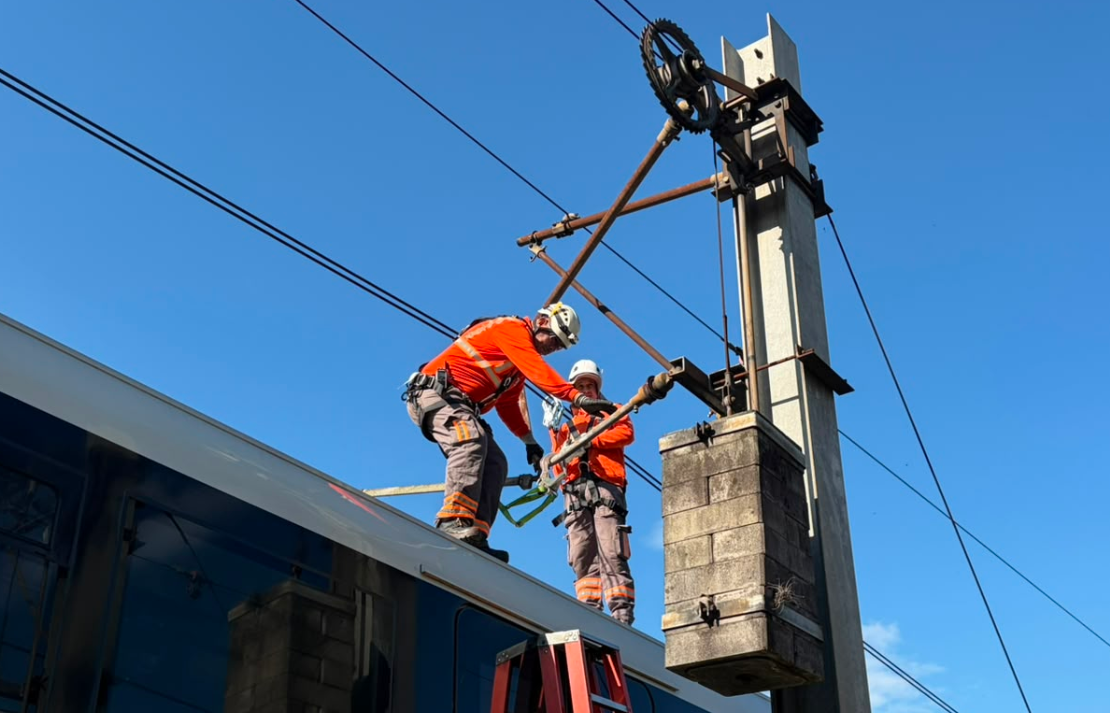 Daño en la catenaria del Metro de Medellín afecta la operación de la Línea A entre Poblado y La Estrella.