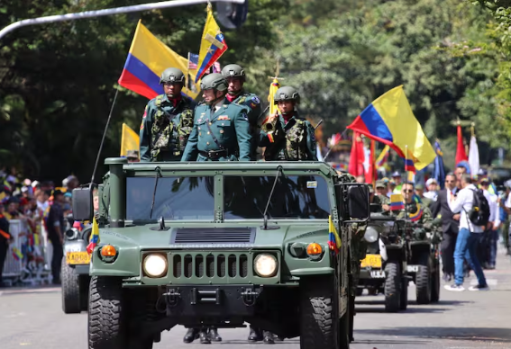 Desfile militar del 20 de julio en Medellín con integrantes del Ejército, Policía Nacional y Fuerzas Militares durante la celebración de la Independencia de Colombia.