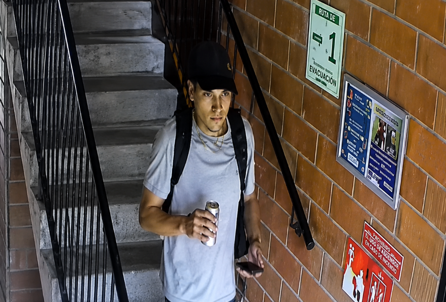 Imagen de cámaras de seguridad del presunto ladrón que robó un apartamento en La Ceja.