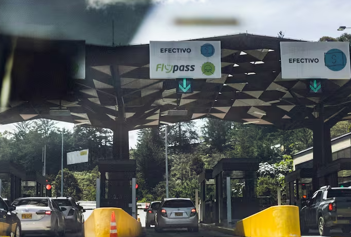 Carril de pago electrónico Flypass en el peaje Las Palmas, vía El Retiro.
