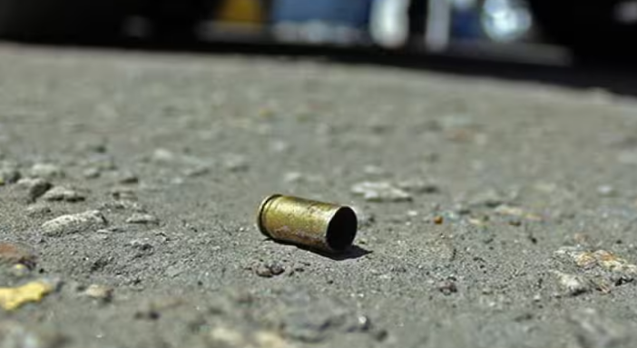 Autoridades atienden un ataque sicarial en el barrio Belalcázar de Medellín.