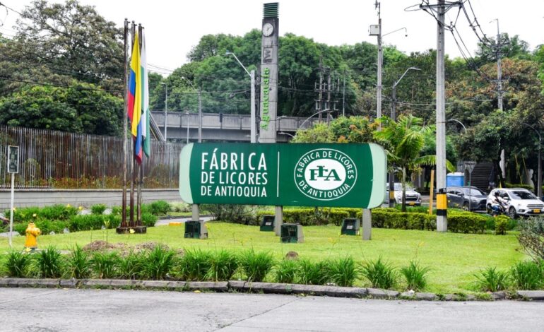Fachada de la Fábrica de Licores y Alcoholes de Antioquia (FLA), entidad que interpuso una tutela contra la Superintendencia Nacional de Salud por el alcance de una auditoría.