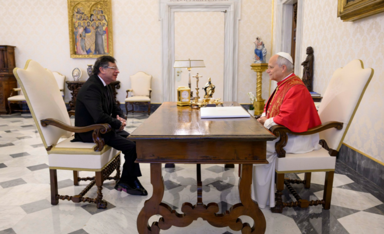 Petro se reunió con el papa León XIV en el Vaticano y le entregó cuatro regalos representativos de Colombia