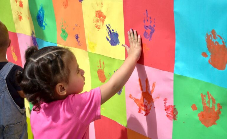 Niños y niñas en un Centro de Desarrollo Infantil de Rionegro durante actividades de atención integral en una Sala Cuna.