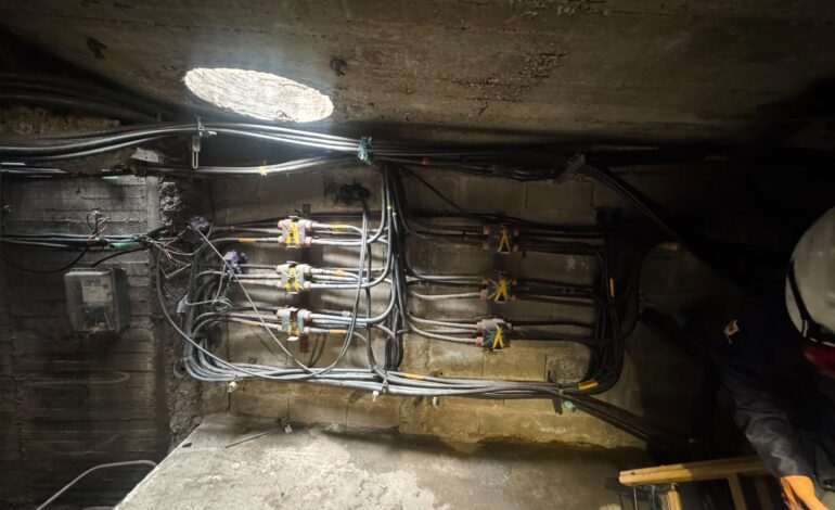 Trabajadores de EPM reparan infraestructura eléctrica afectada por el robo de cables en Antioquia.