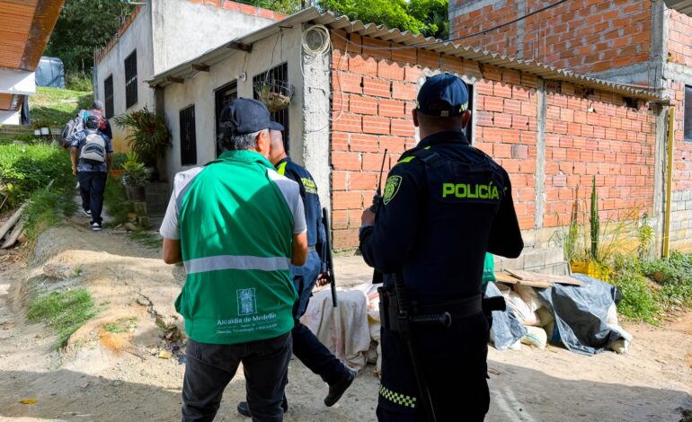 Funcionarios de la Alcaldía de Medellín realizan un operativo de control urbanístico en el barrio Héctor Abad Gómez, en Castilla.