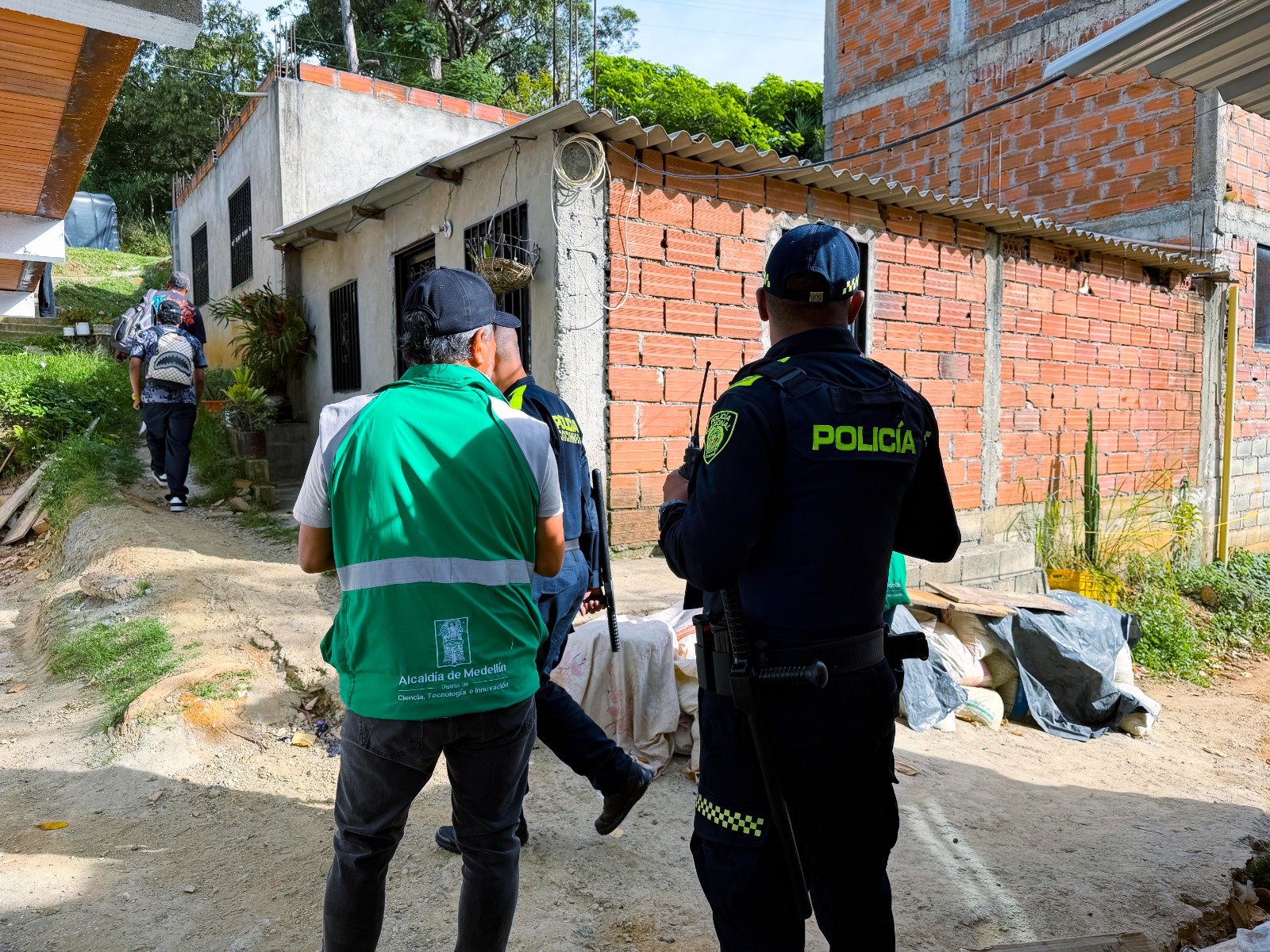Funcionarios de la Alcaldía de Medellín realizan un operativo de control urbanístico en el barrio Héctor Abad Gómez, en Castilla.