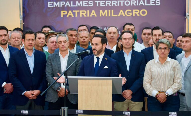 Abelardo de la Espriella durante sus anuncios políticos y administrativos en Medellín.